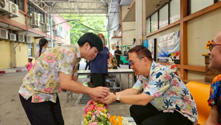 กิจกรรมสรงน้ำพระและรดน้ำขอพรผู้บริหาร เนื่องในเทศกาลสงกรานต์